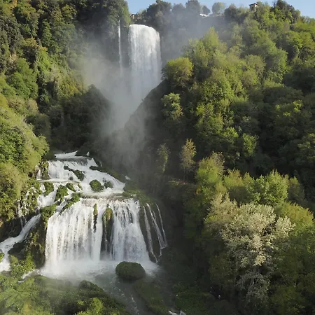 Terrazza Mezule 펜션 나르니